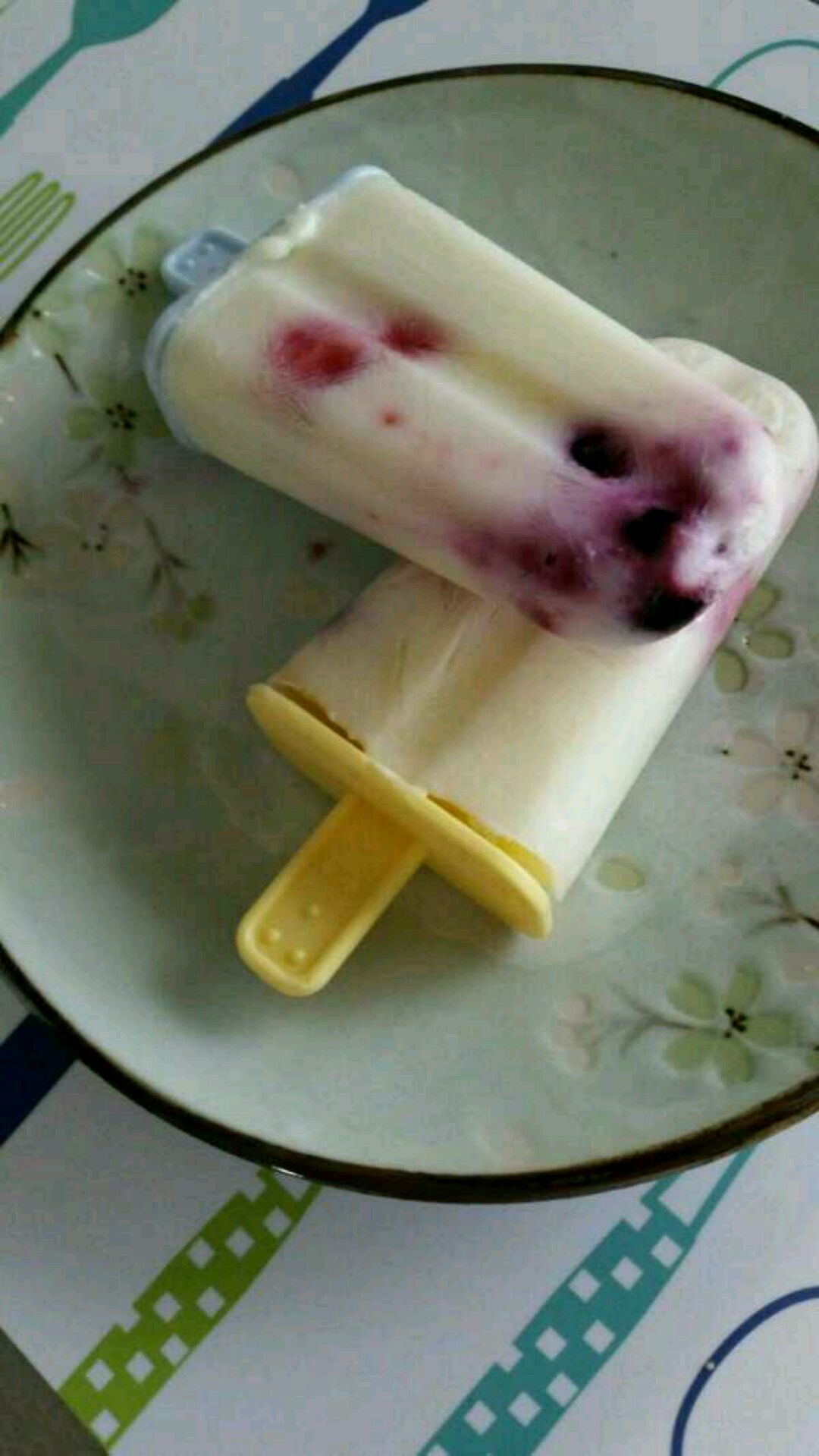 蓝莓火龙果酸奶冰棒怎么做_蓝莓火龙果酸奶冰棒的做法_HoneyS欢喜_豆果美食