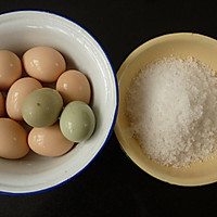盐焗土鸡蛋的做法图解2