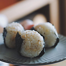 海苔金枪鱼饭团