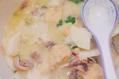 鲜美的‘砂锅羊杂汤’