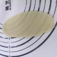 豆沙蛋黄酥的做法图解6
