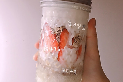 草莓麻薯豆乳燕麦杯