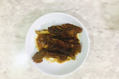 酥软醇香，丝丝入扣的秘制焖羊排