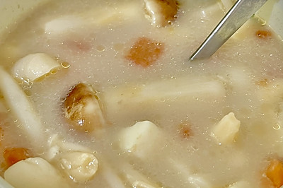 鲫鱼菌菇豆腐汤