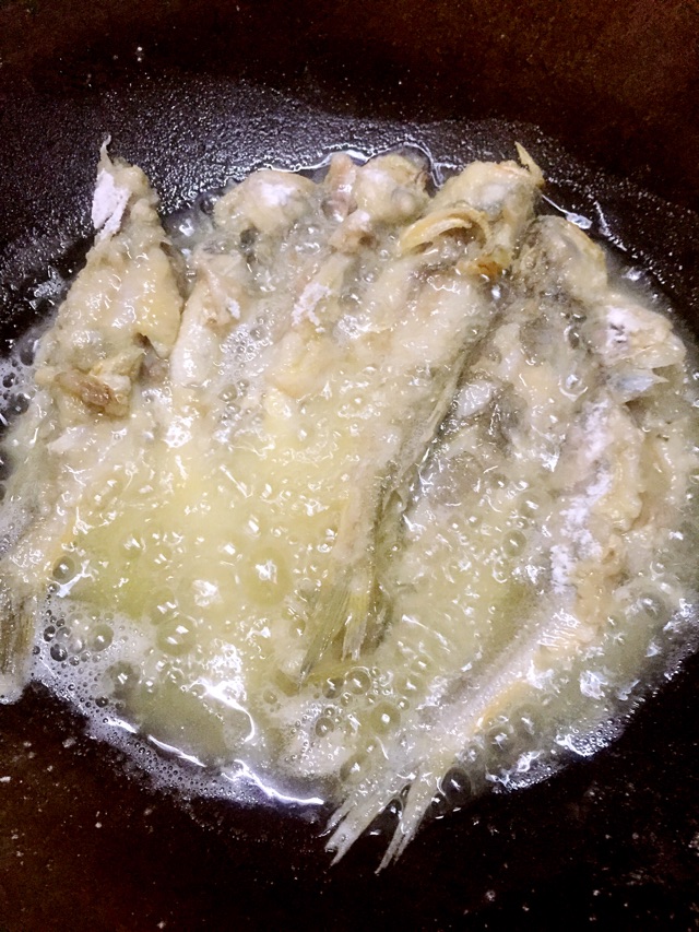 油炸小黄鱼的做法图解3