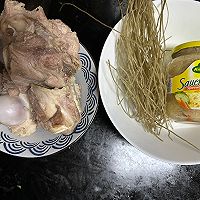 冬天这锅汤千万别错过酸菜粉条棒骨汤的做法图解2