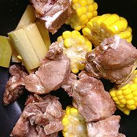 #家乡年味 鲜才够味#玉米炖猪骨汤的做法图解2