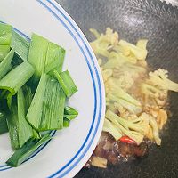 #春日时令，美味尝鲜#腊肉炒花菜的做法图解14