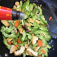 炸豆腐炒苦瓜的做法图解5