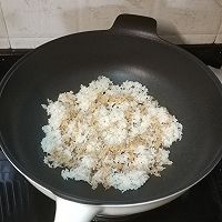 杏鲍菇午餐肉鱿鱼丝酱油炒饭的做法图解12