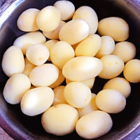 小土豆烧排骨的做法图解1