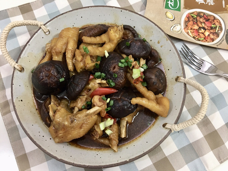 鸡脚香菇煲的做法