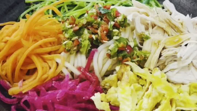 气温持续30度，做碗五彩鸡丝凉面压压惊～