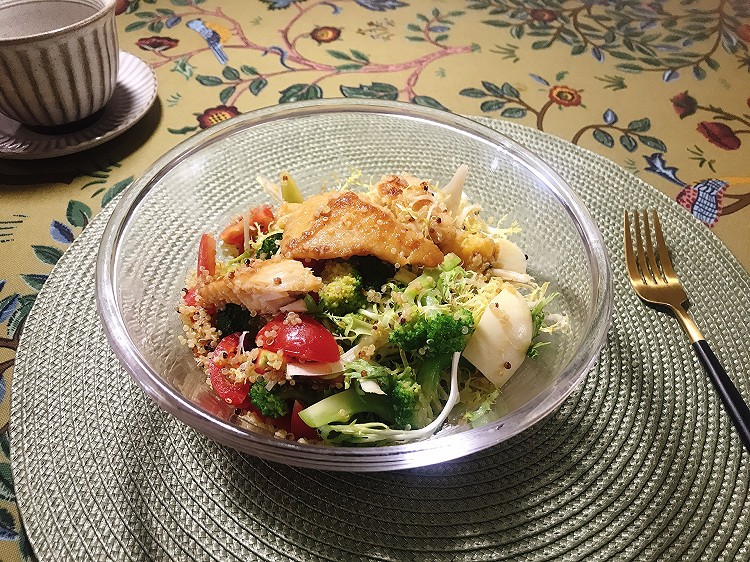 低卡又好吃的巴沙鱼柳藜麦蔬菜沙拉的做法