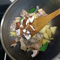 小鸡炖蘑菇的做法图解8