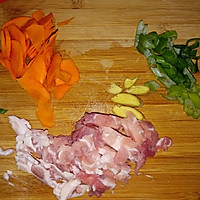 鸡腿菇胡萝卜炒肉片的做法图解2