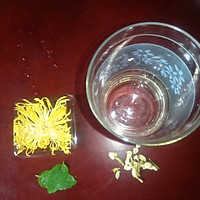 薄荷菊花茉莉花，成为一杯花草茶。的做法图解1