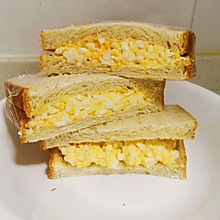 鸡蛋色拉三明治