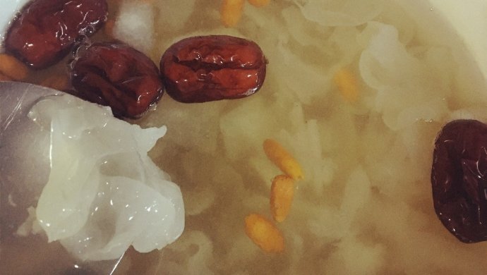 吃出来的美丽《银耳雪梨羹》