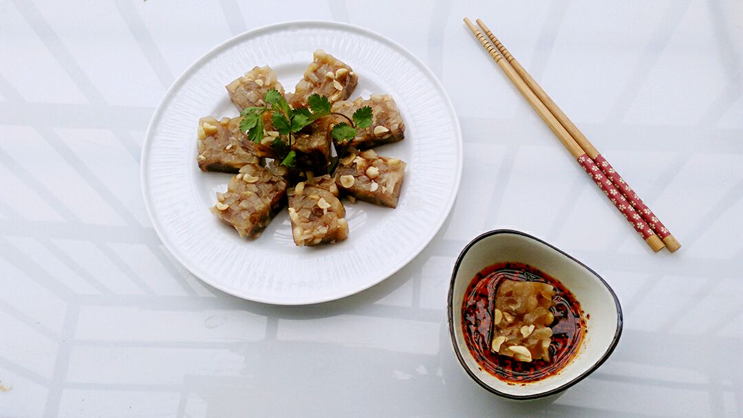 Peanuts and pig skin jelly