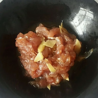 卷心菜番茄炒肉粒的做法图解1