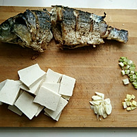 豆腐炖鱼的做法图解1