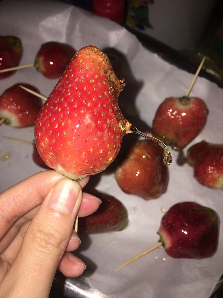 嘎嘣脆❗️自制冰糖草莓的做法