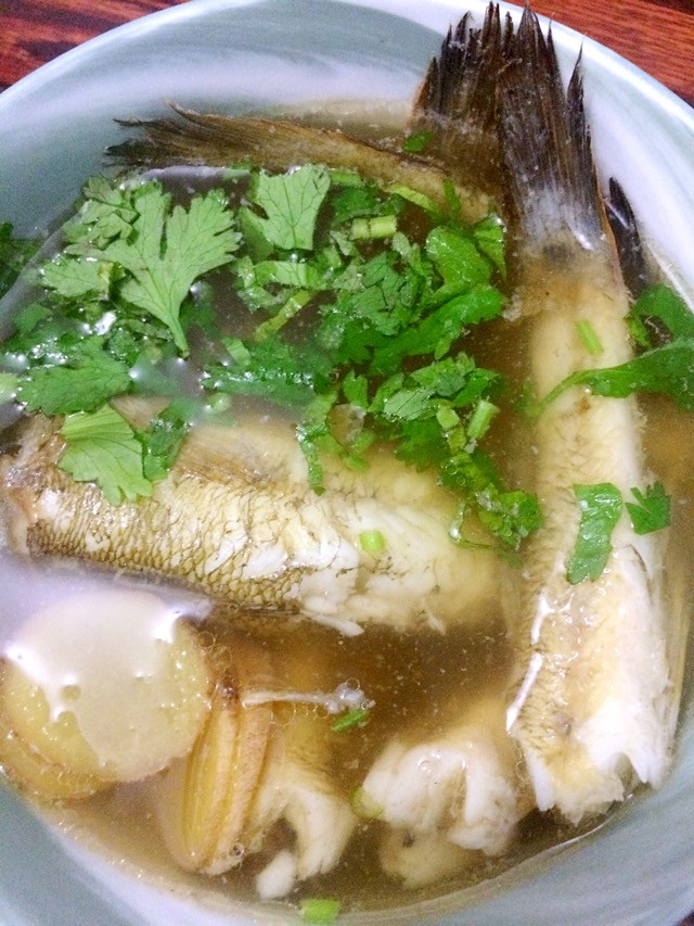 大骨汤炖小鲶鱼的做法