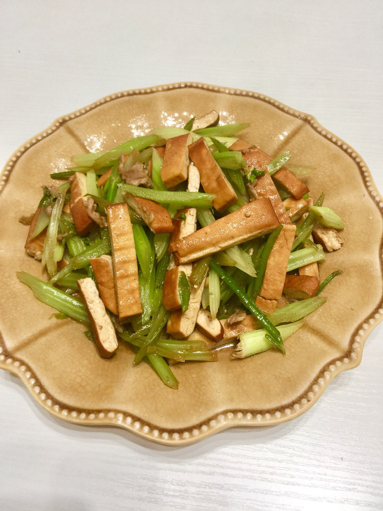 芹菜肉片炒香干的做法