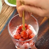 泰国甜品抹茶草莓椰奶的做法图解3