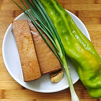 #测测你的夏日美食需求#青椒炒卤豆干的做法图解1