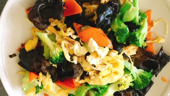 西兰花木耳炒鸡蛋的做法