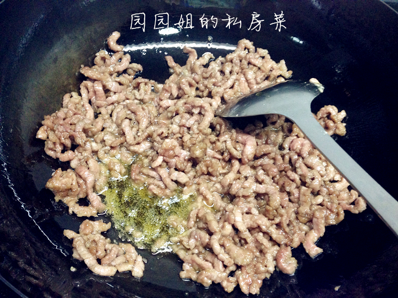 青椒仔姜炒牛肉！夏吃姜的做法图解5