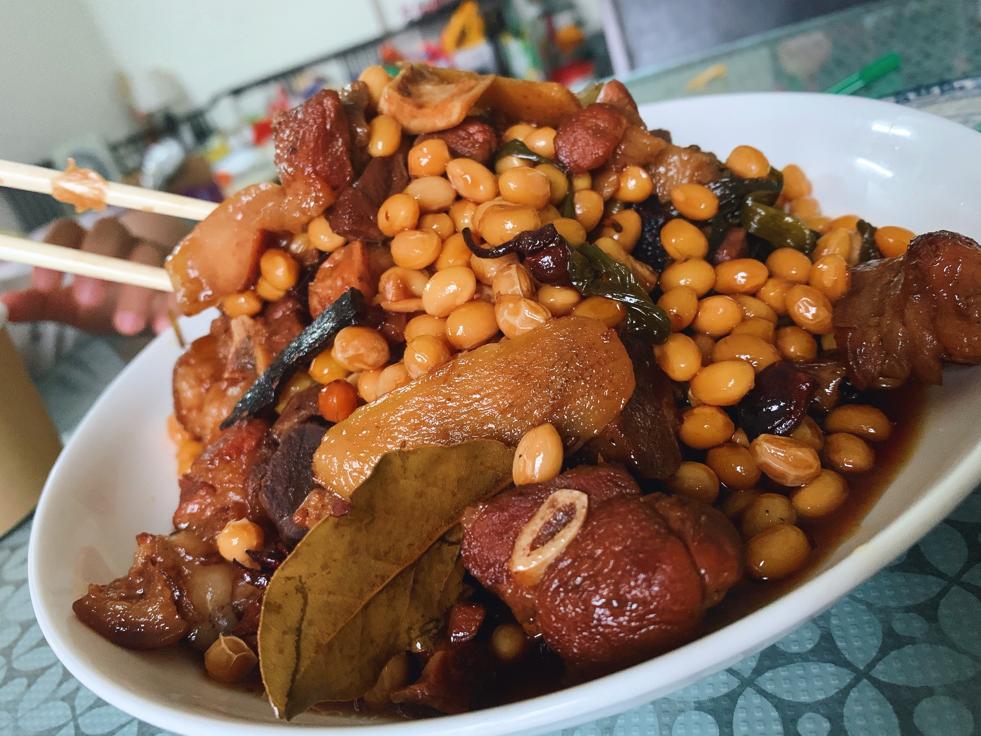 Stewed pig's hand with soybeans (without a drop of water, boiled with pure original rice wine)