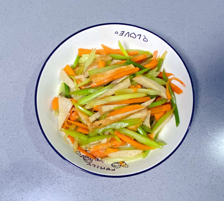 【孕妇食谱】鱼饼炒西芹，清淡脆爽、营养丰富～的做法