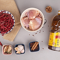 每一口都嘎嘣脆的辣子鸡，让人欲罢不能，它不红谁红？的做法图解1