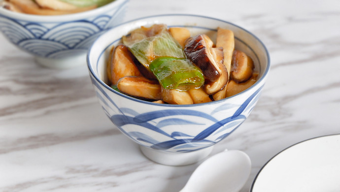 葱烧蘑菇，传统鲁菜