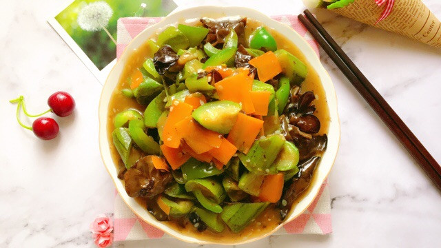丝瓜炒木耳的做法