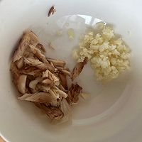 开胃辣白菜豆芽汤的做法图解1