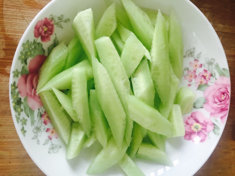 黄瓜炒鸡蛋的做法图解1