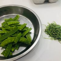 鸡汁炒荷兰豆的做法图解1