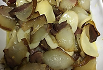 鸡腿菇焖炒腊肉的做法