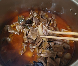 糍粑辣椒烧牛肉，吃完了汤用来下面和粉的做法