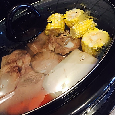 胡萝卜玉米猪肉汤--慢炖锅