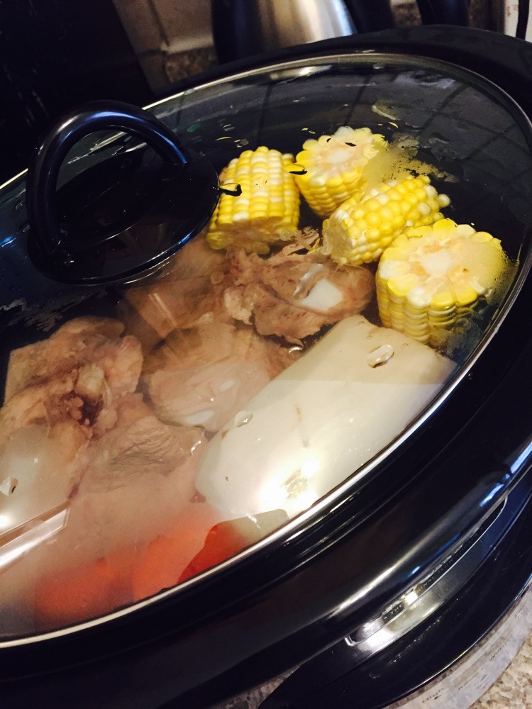 胡萝卜玉米猪肉汤--慢炖锅的做法