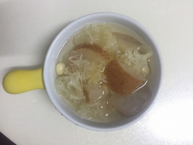 银耳莲子炖梨汤的做法