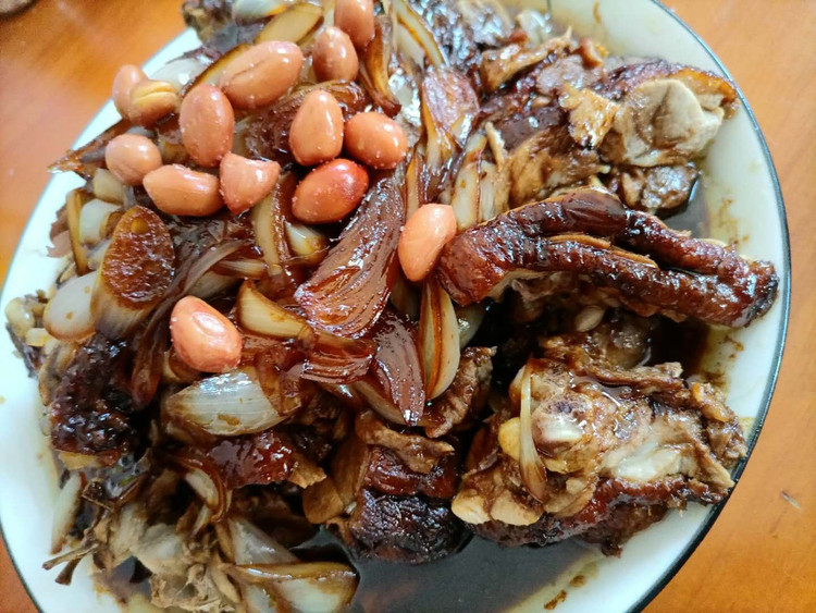 酸荞头焖鸭的做法
