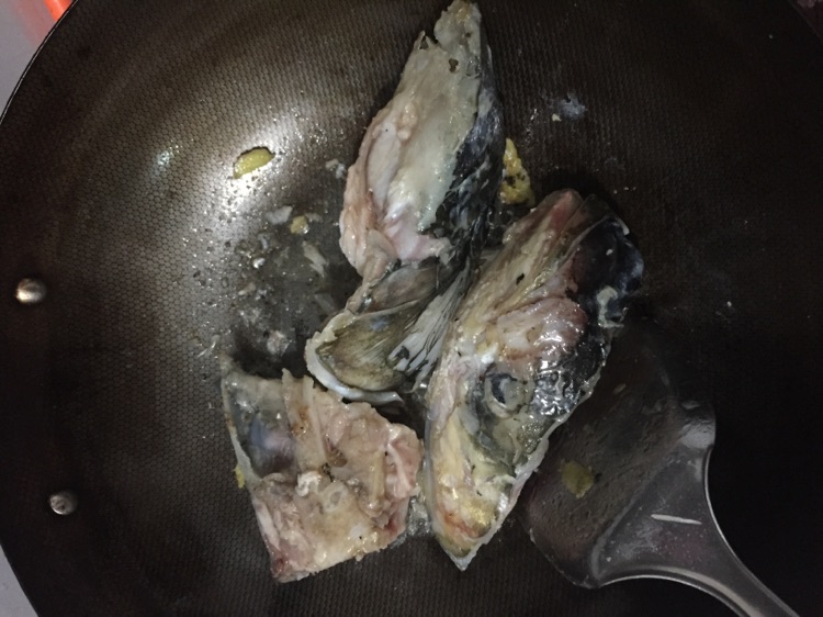 大头鱼煲汤的做法图解2
