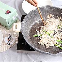 中西结合的低卡奶油蘑菇芦笋面的做法图解6