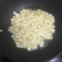 酱爆豌豆三丁的做法图解1